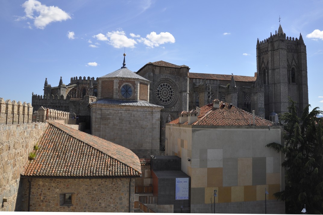 Catedral d'Àvila adossada a la Muralla
