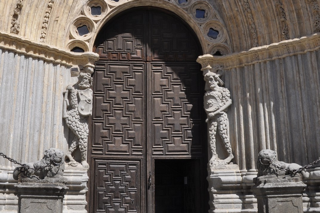 Salvatges amb escames de la portada principal de la Catedral d'Àvila