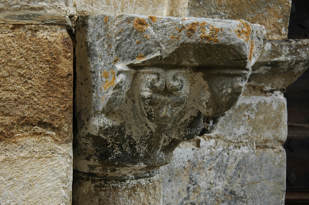 Capitells de la portalada de l'església de Santa Maria de Cap d'Aran de Tredòs