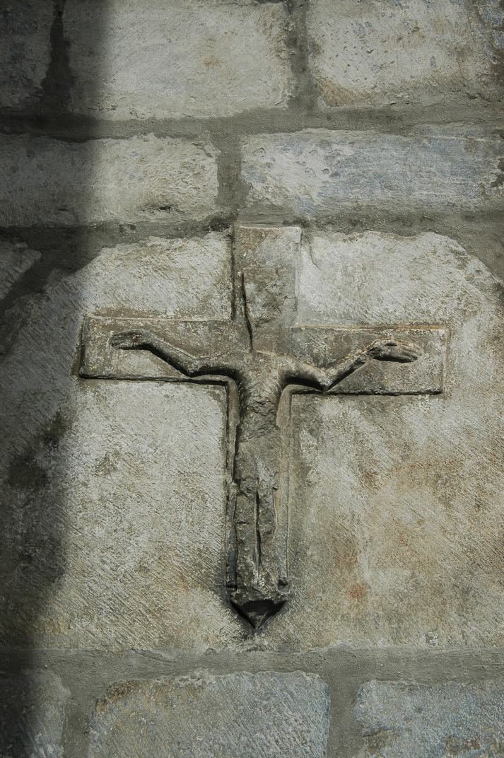 Crist crucificat del mur lateral de l'església de Sant Miquel de Vielha