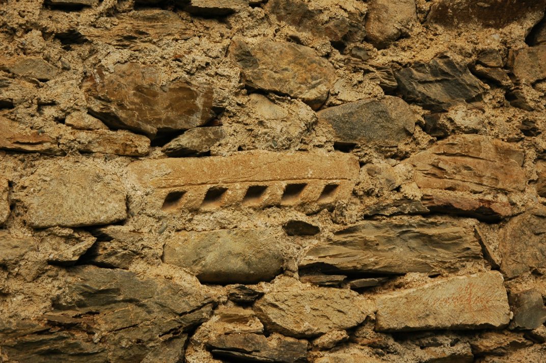 Materials reutilitzats al mur sud de l'església de Sant Fèlix de Vilac