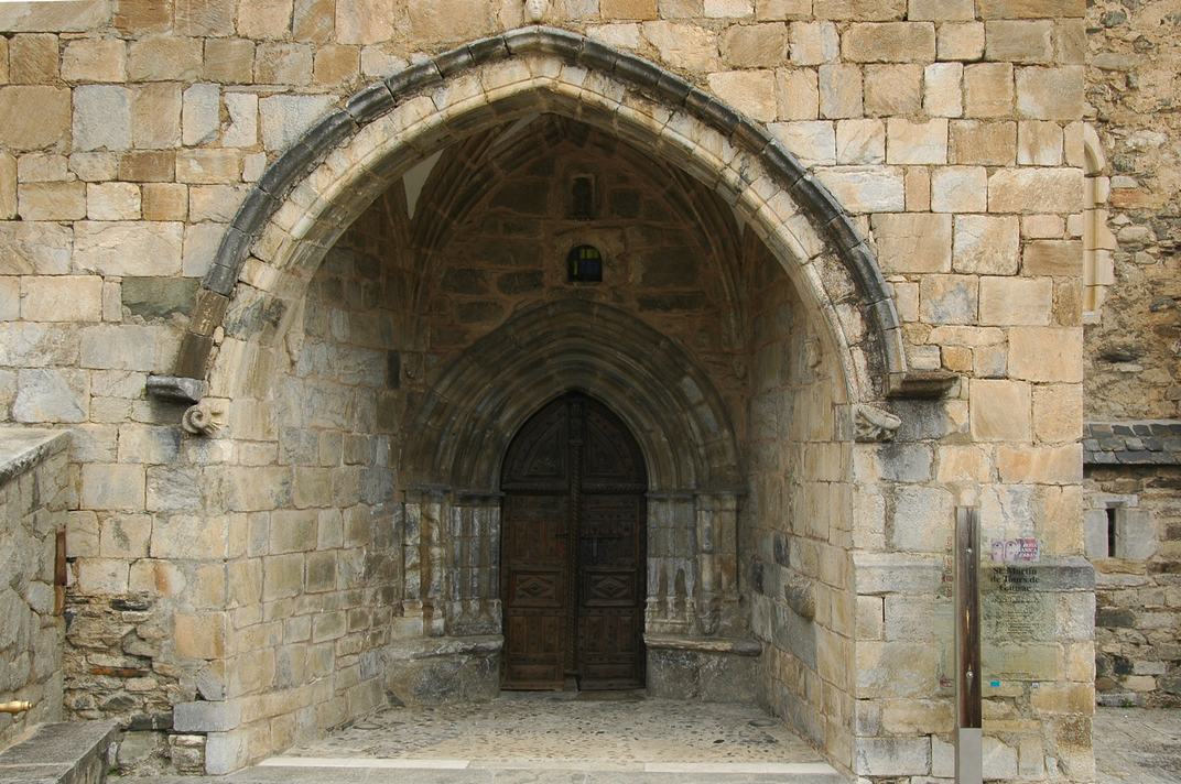 Portalada de l'església de Sant Martí de Tours de Gausac