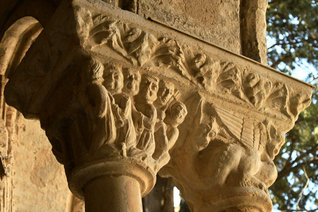 Capitells historiats del claustre de la primacial de Sant Tròfim d'Arle