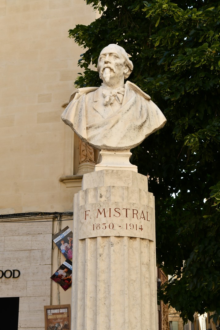 Estàtua de Frederic Mistral d'Avinyó