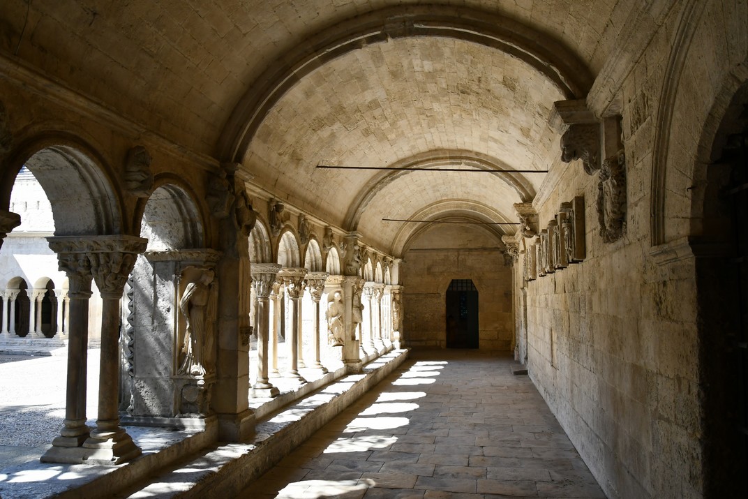 Galeria est del claustre de la primacial de Sant Tròfim d'Arle