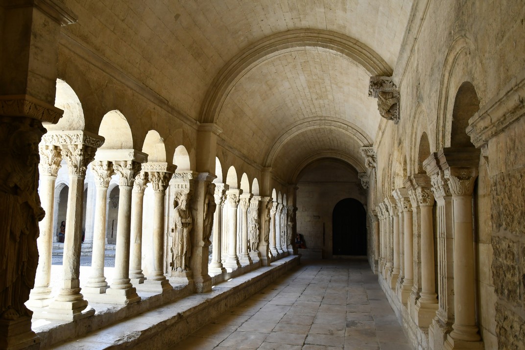 Galeria nord del claustre de la primacial de Sant Tròfim d'Arle