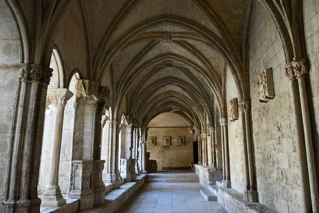 Galeria oest del claustre de la primacial de Sant Tròfim d'Arle
