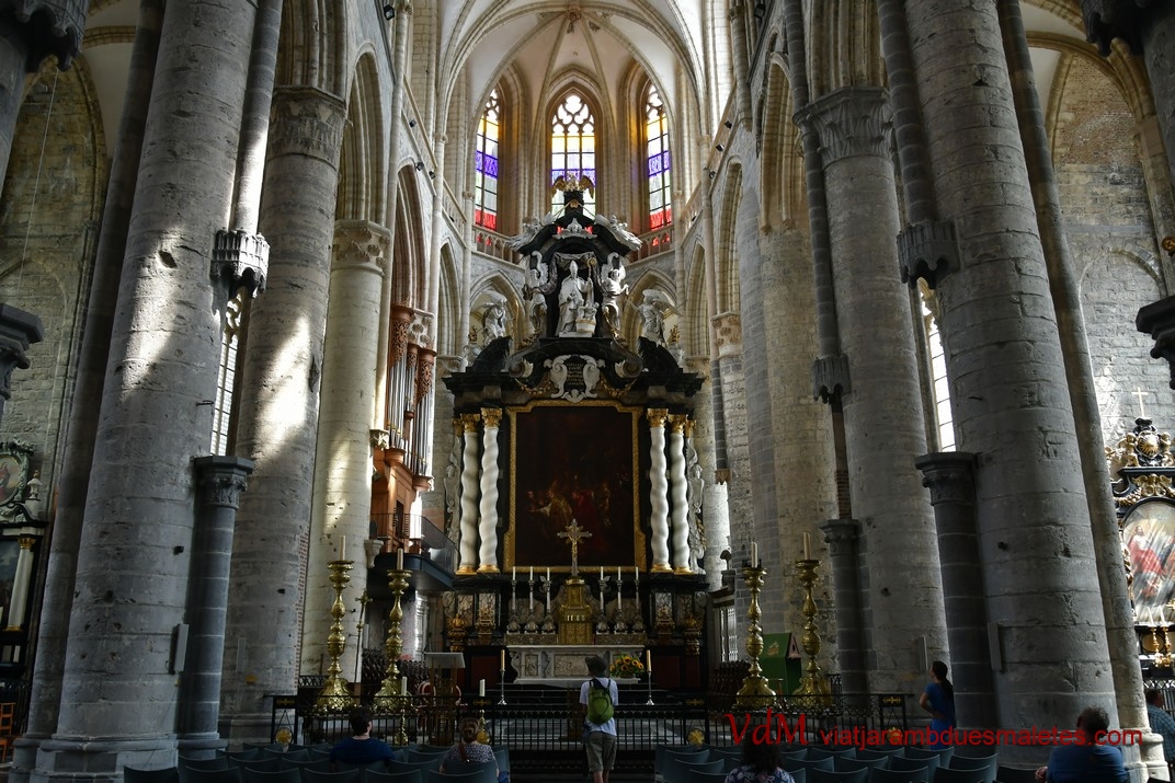 Nau central de l'església de Sant Nicolau de Gant