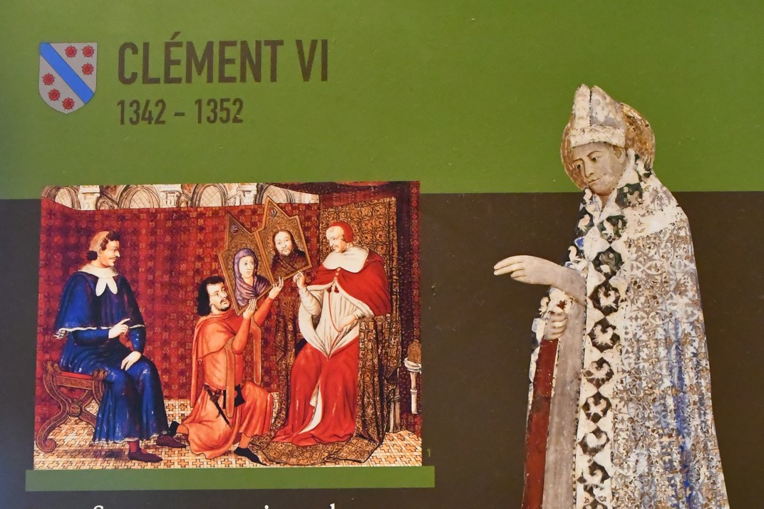 Panell explicatiu dels diferents pontífexs del palau dels Papes d'Avinyó