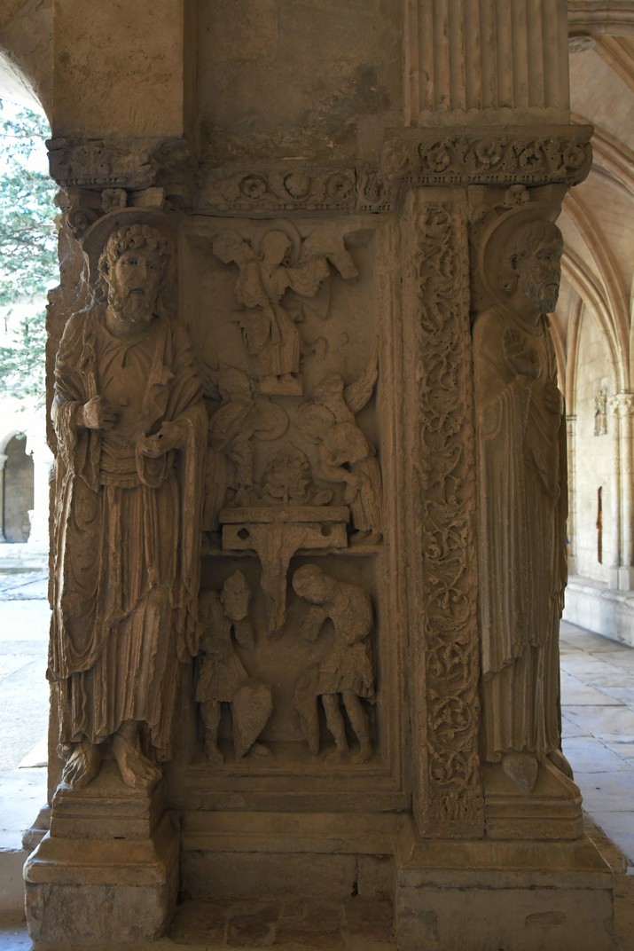 Pilar dels sants Pere i Tròfim del claustre de la primacial de Sant Tròfim d'Arle