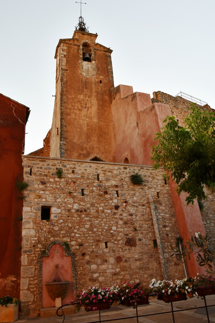 Torre del rellotge des de la plaça de Mairie de Rossilhon