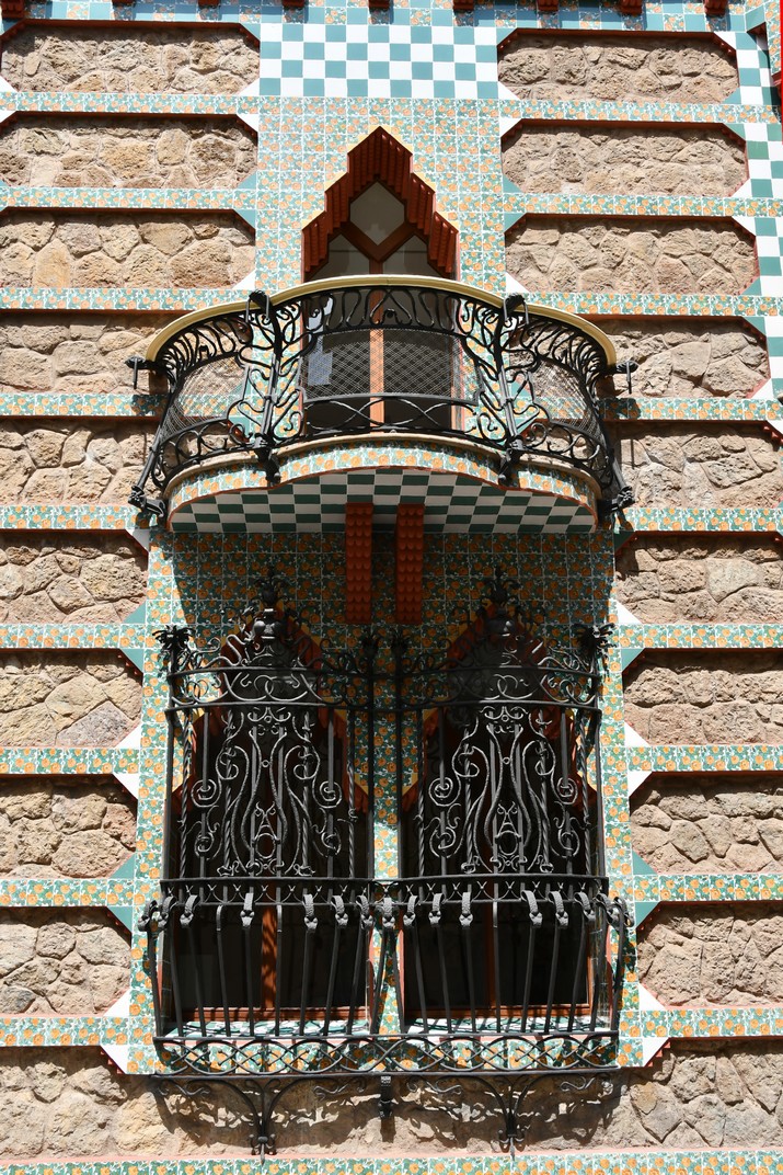 Balcó de la façana del carrer de les Carolines de la Casa Vicens