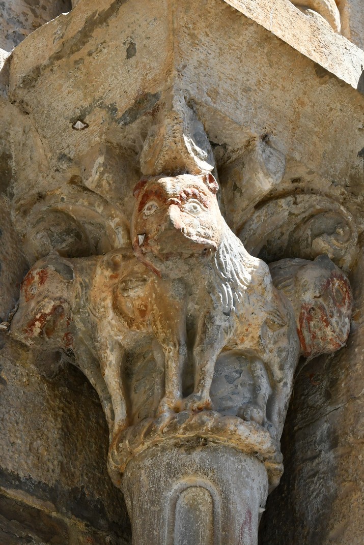 Capitell de la portada de l'església de Sant Cristòfol de Beget