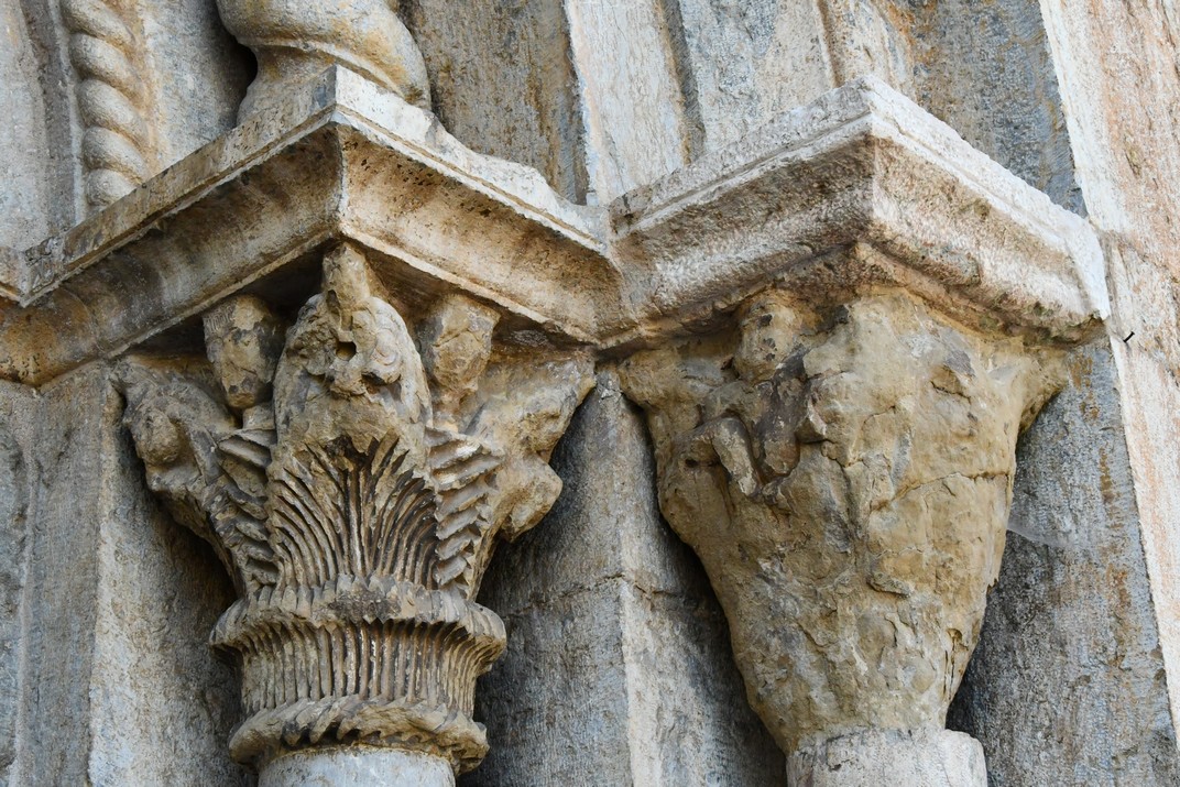 Capitells drets de la portada de l'església de Sant Esteve de Llanars