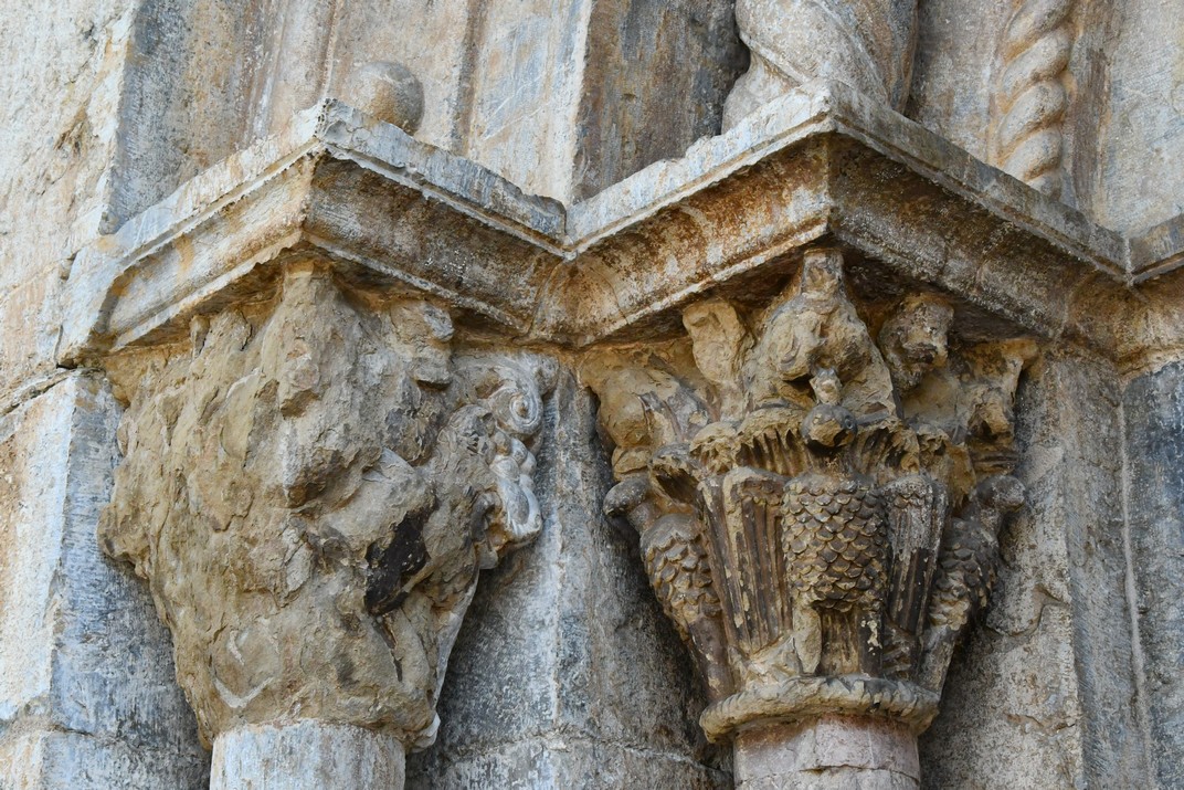 Capitells esquerra de la portada de l'església de Sant Esteve de Llanars