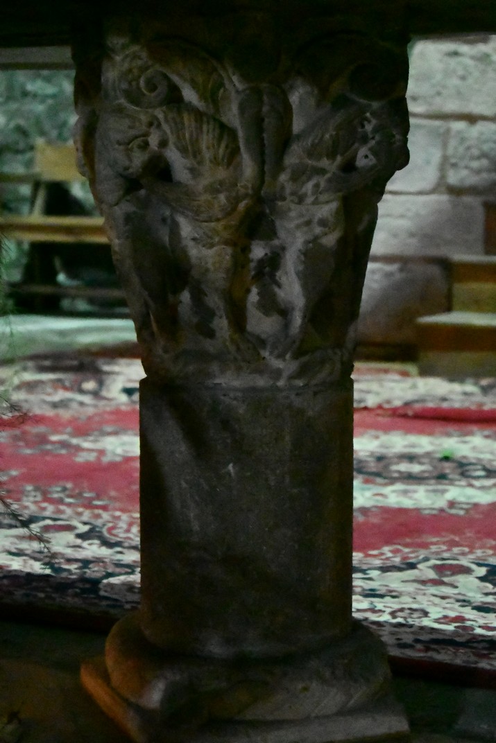 Capitells romànics suports de l'altar de l'església de Santa Maria de Camprodon