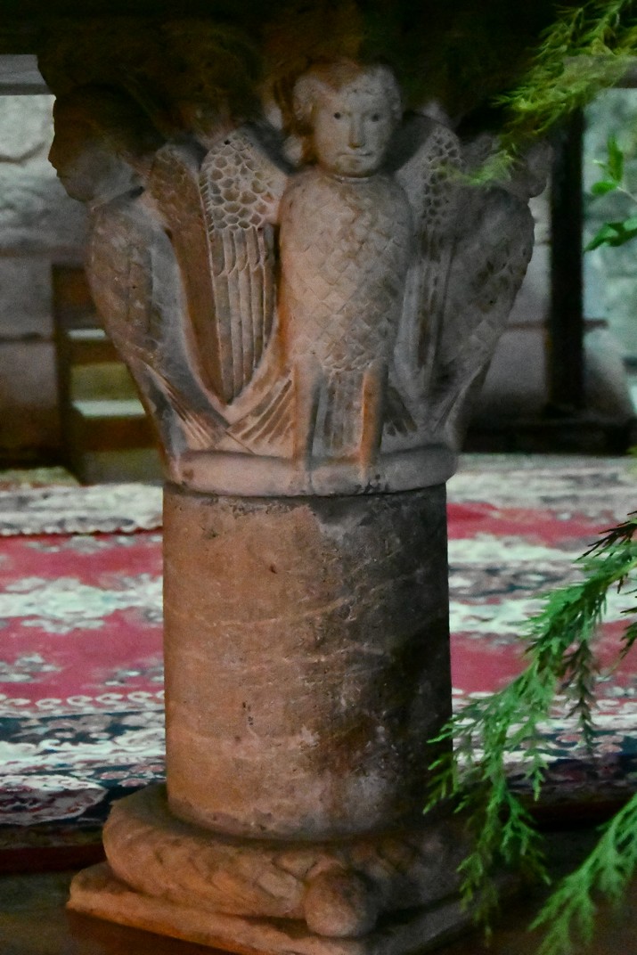 Capitells romànics suports de l'altar de l'església de Santa Maria de Camprodon