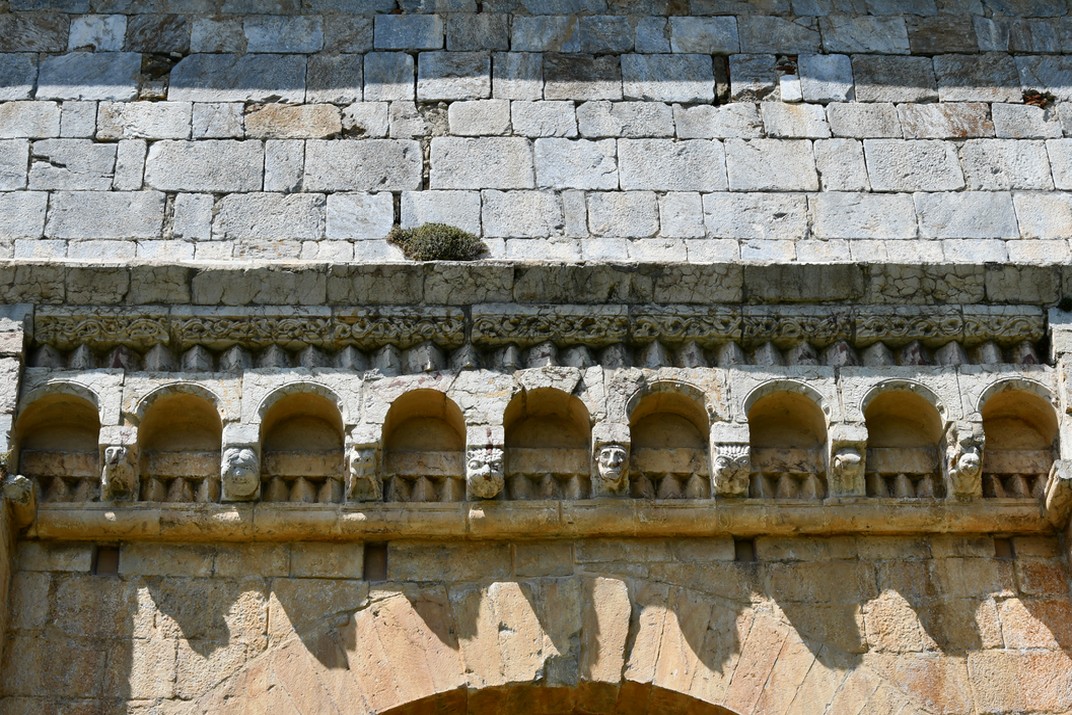 Coronament de la portada de l'església de Santa Cecília de Molló
