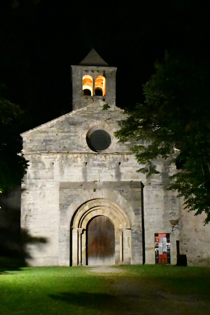 Imatge nocturna de la portada de l'església del monestir de Sant Pere de Camprodon