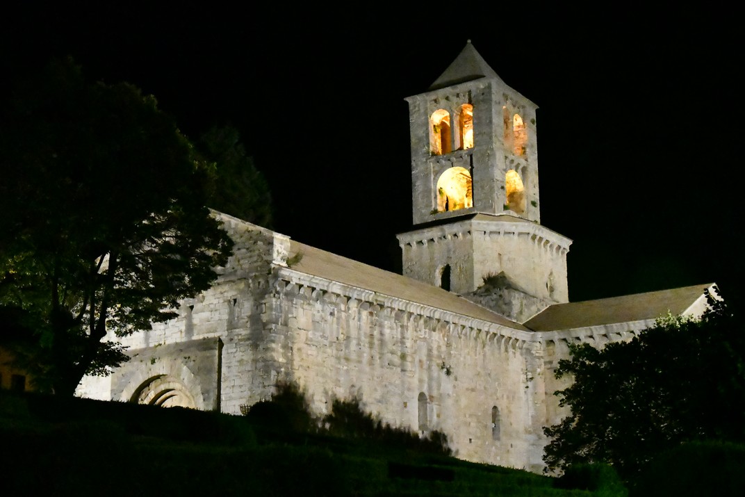 Imatge nocturna de l'església del monestir de Sant Pere de Camprodon