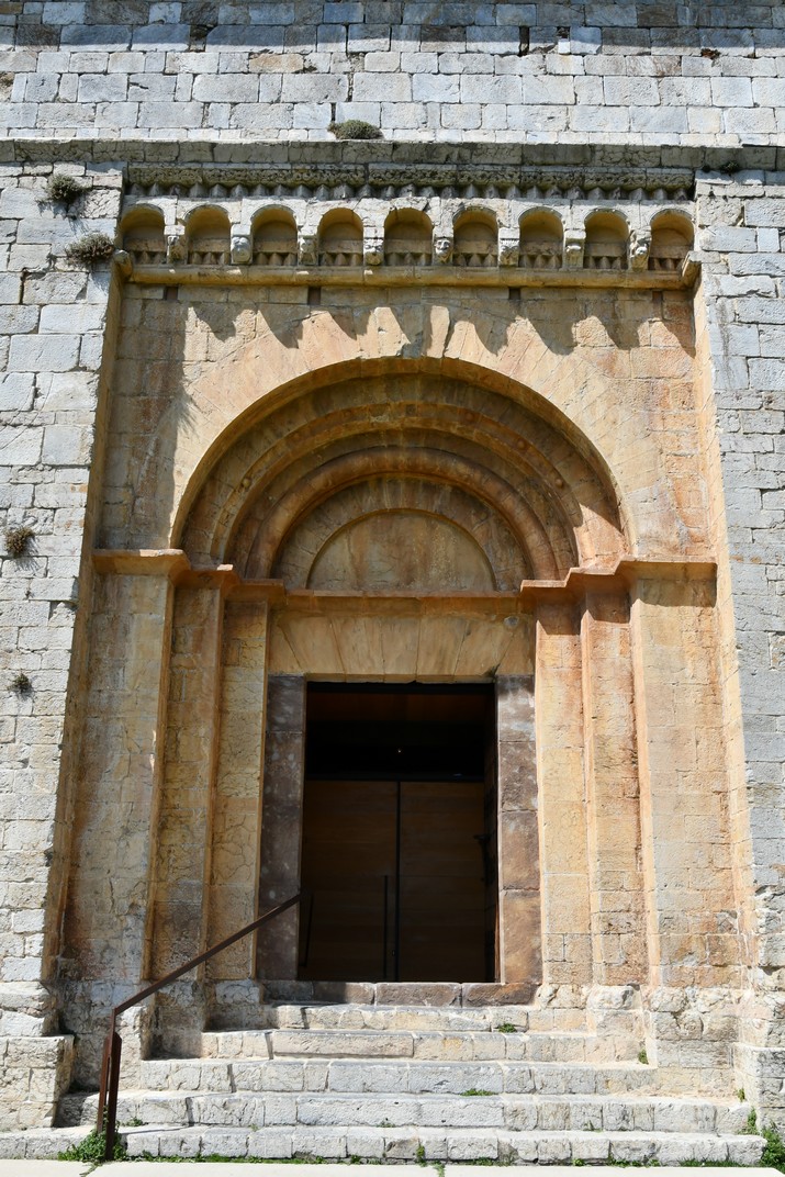 Portada de l'església de Santa Cecília de Molló