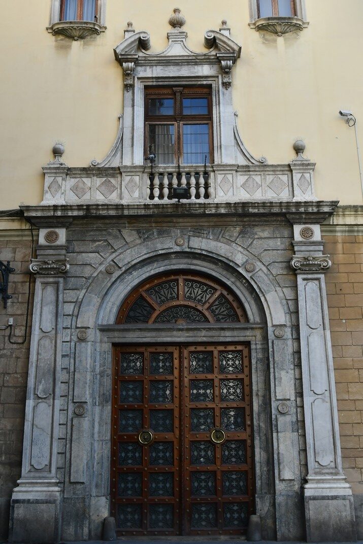 Porta de l'antic convent de la Mare de Déu de la Mercè de Barcelona
