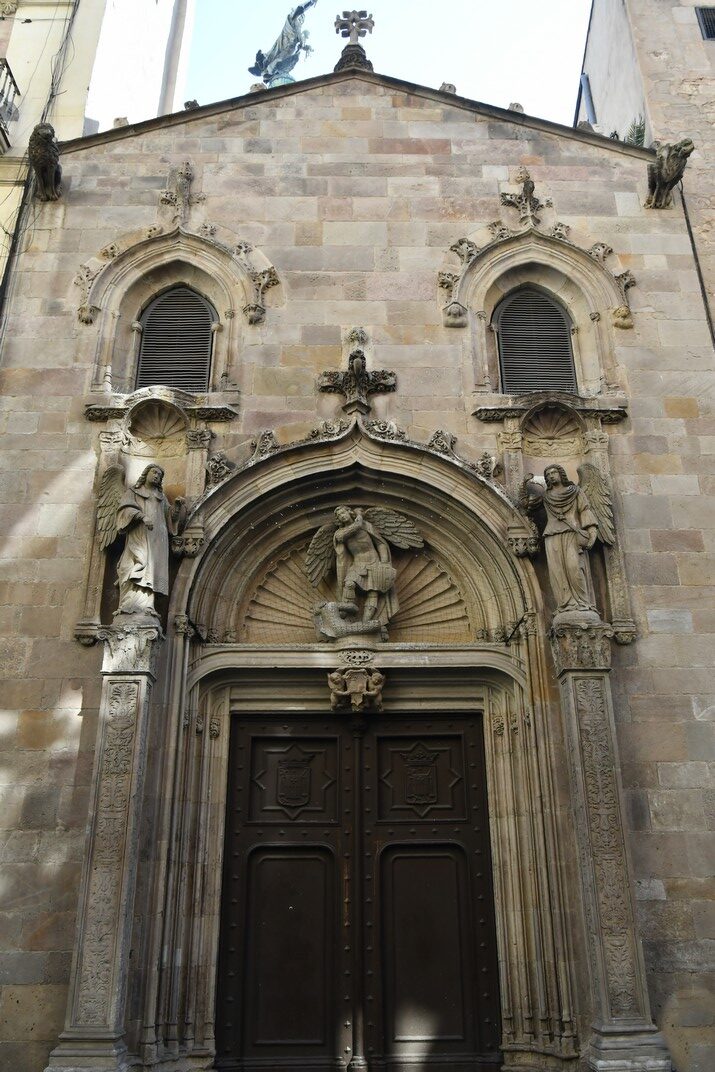 Portada de la façana lateral de la Basílica de la Mare de Déu de la Mercè de Barcelona