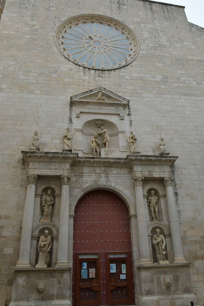 Pòrtic de la façana principal de l'església de Sant Joan Baptista de Valls