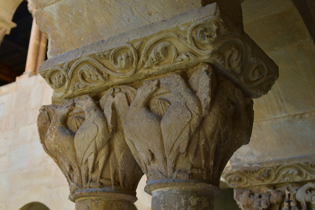 Capitells del claustre del monestir de Sant Domènec de Silos