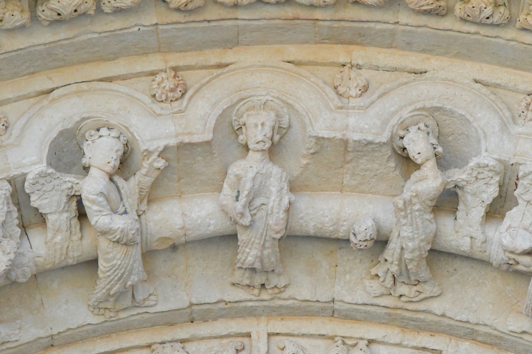 Crist envoltat d'àngels de la portada nord de la Col·legiata de Santa Maria la Major de Toro