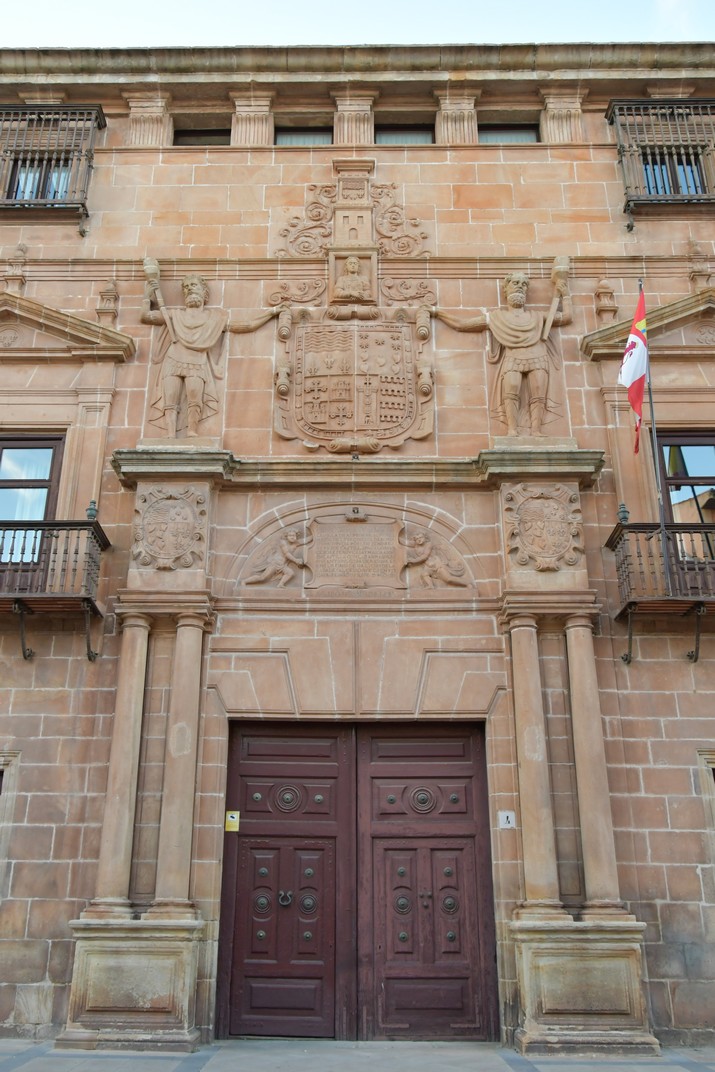 Porta del palau dels comtes de Gomara de Sòria