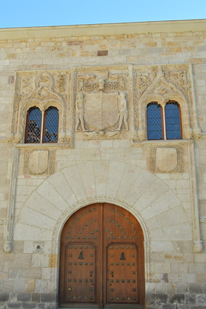 Portada del palau dels Momos de Zamora
