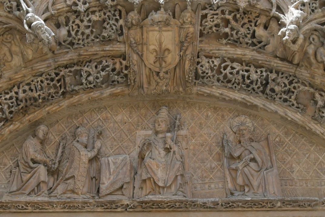 Timpà de la façana principal del Col·legi de Sant Gregori de Valladolid