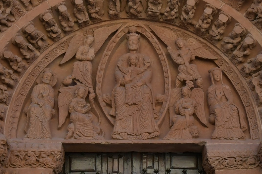 Timpà de la portada de l'església de Sant Domènec de Sòria