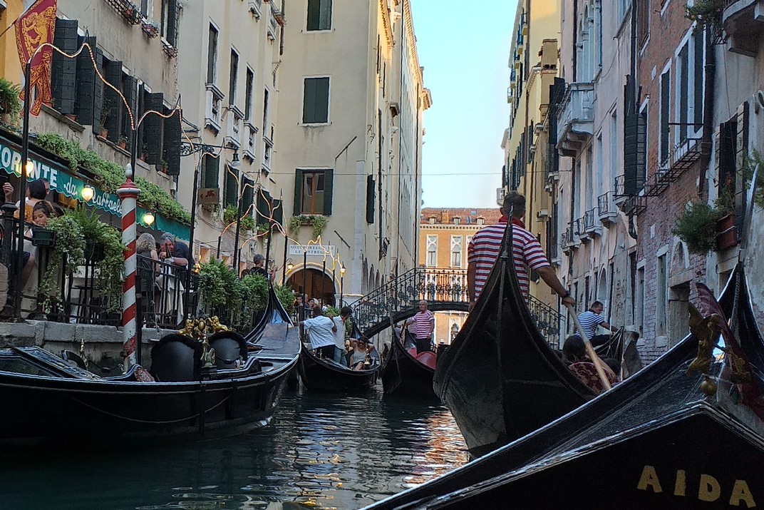 Passeig en góndola pels canals del barri de San Marco de Venècia