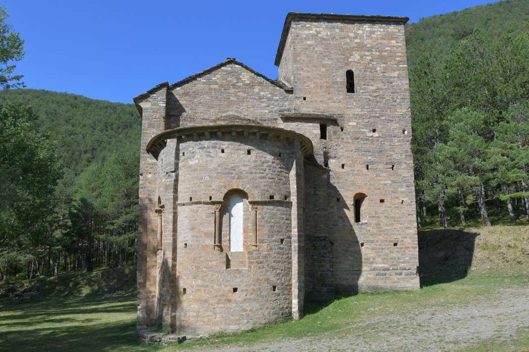 Absis i torre de l’església de Santa Maria d’Iguàcel del romànic jaquès