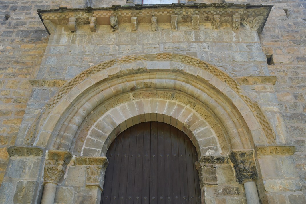 Arquivoltes de la portada principal de l’església de Santa Maria d’Iguàcel del romànic jaquès