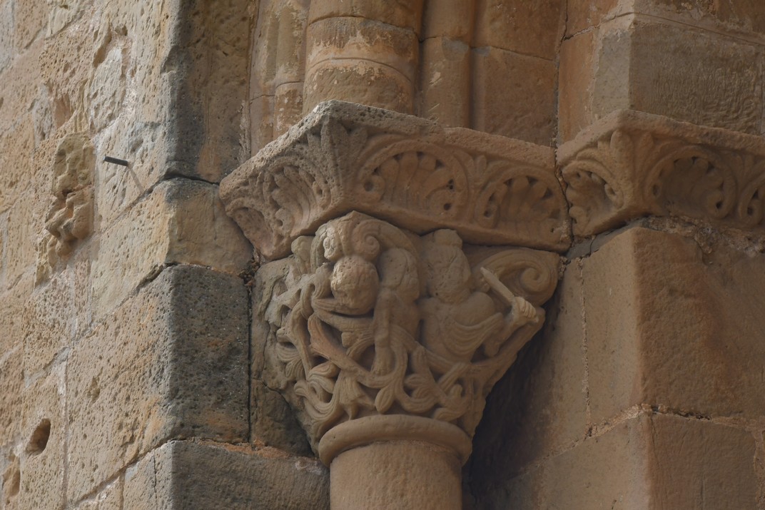 Capitell de la portada d'entrada del castell de Loarre