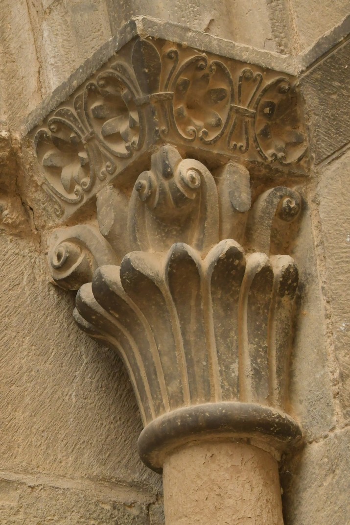 Capitell de la portada oest de l'església de Santa Maria de Santa Creu de la Seròs