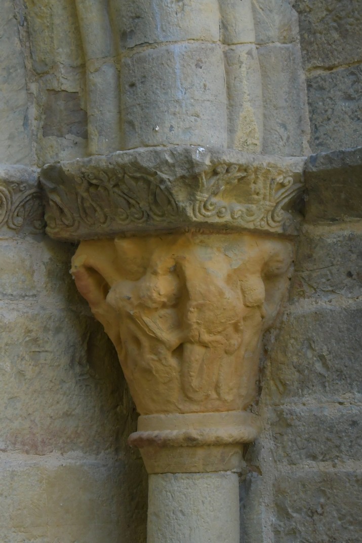 Capitell de la portada principal de l'església de Sant Adrià de Sasabe del romànic jaquès