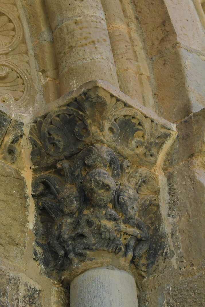 Capitell de la portada principal de l’església de Santa Maria d’Iguàcel del romànic jaquès