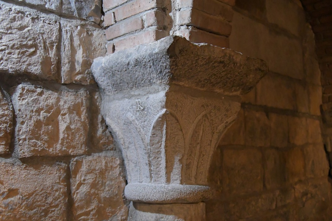 Capitell restaurat de la cripta de l'església de Santa Maria de L'Aïnsa