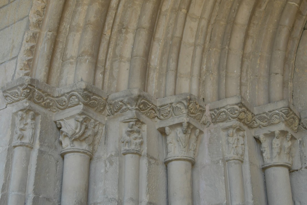 Capitells de la portada de la Catedral de Sant Vicent i Sant Valeri de Roda d'Isàvena