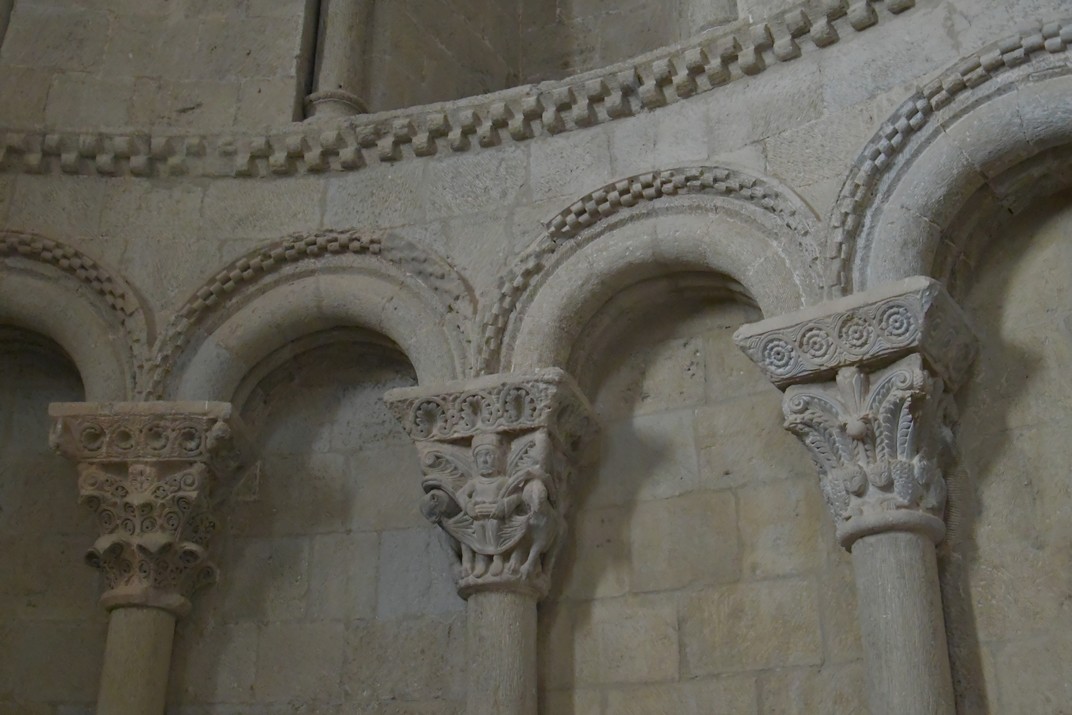 Capitells de l'absis de l'església de Sant Pere del castell de Loarre
