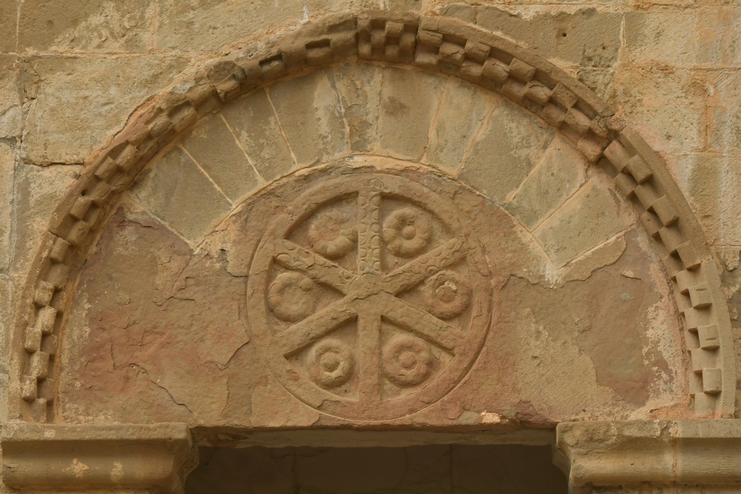 Crismó de la portada sud de l'església de Santa Maria de Santa Creu de la Seròs