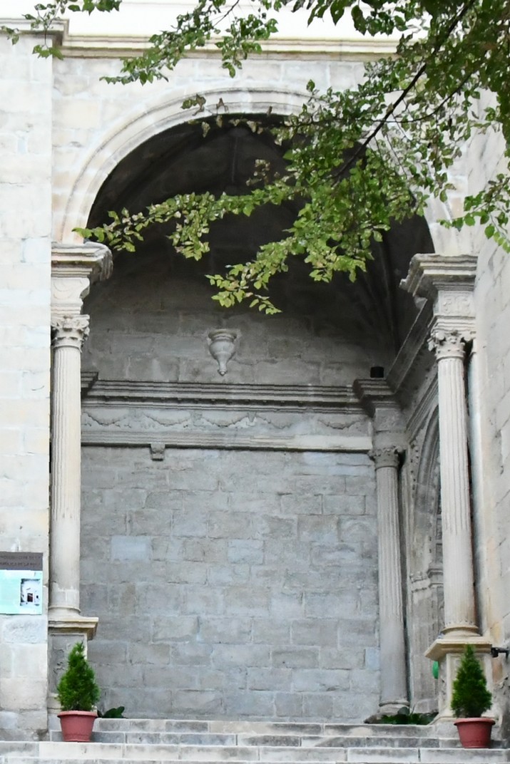 Entrada de la capella de Sant Joan del Laterà i de la basílica de la Mare de Déu de la Penya de Graus