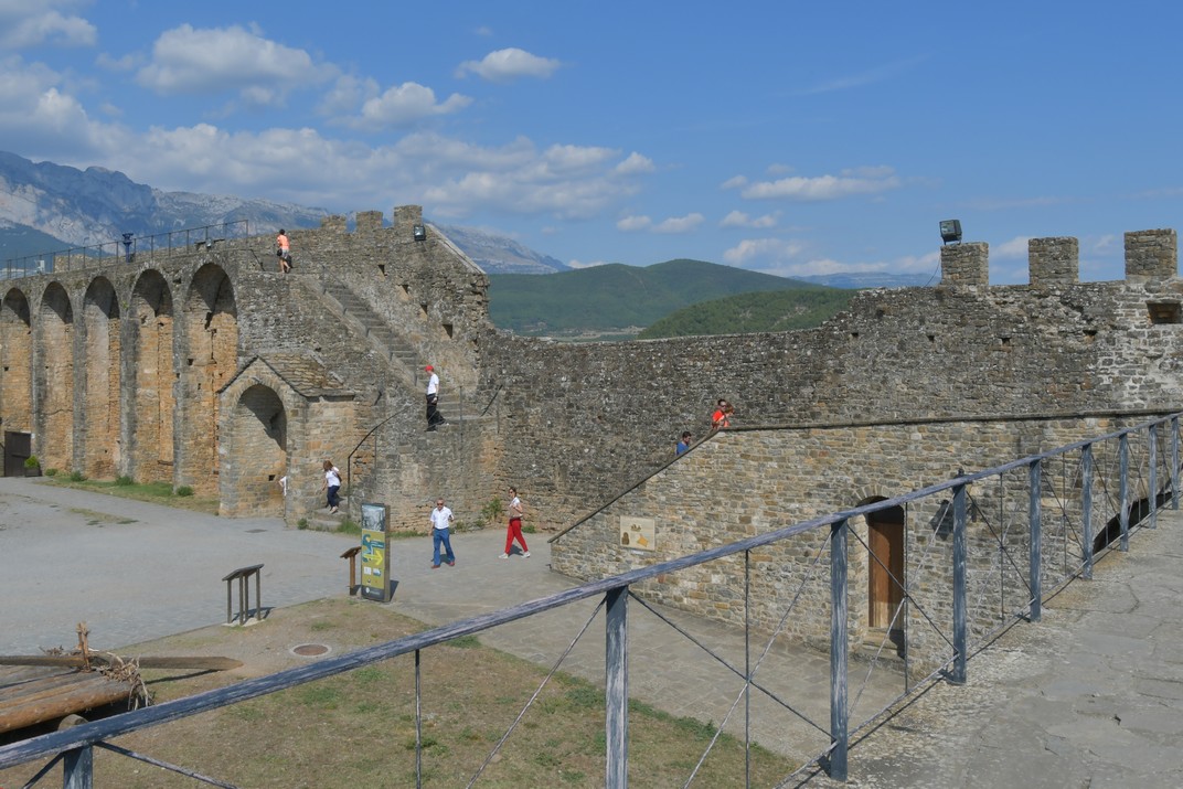 Entrada del castell de L'Aïnsa