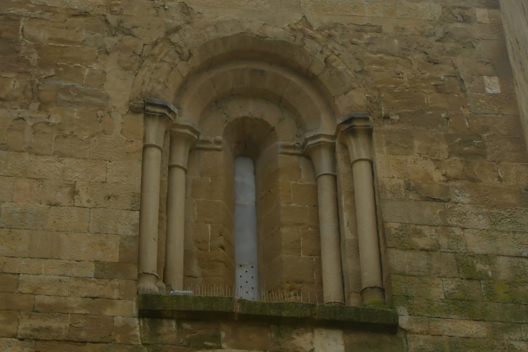 Finestra de la torre de l'església de Sant Pere el Vell d'Osca