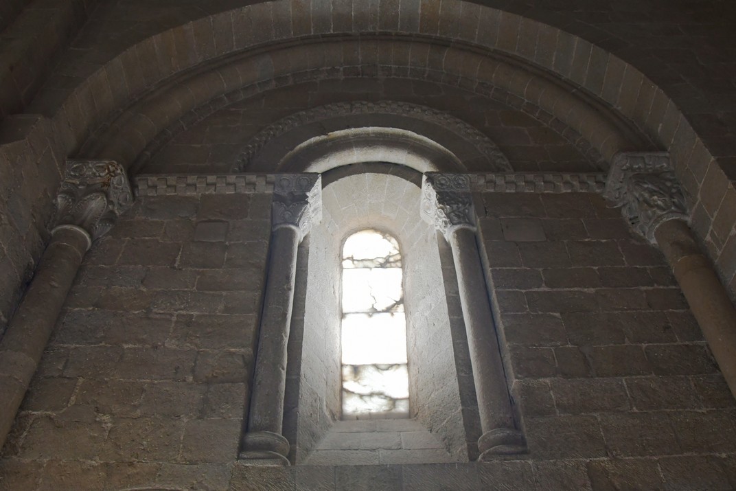 Finestra del creuer de l'església de Sant Pere del castell de Loarre
