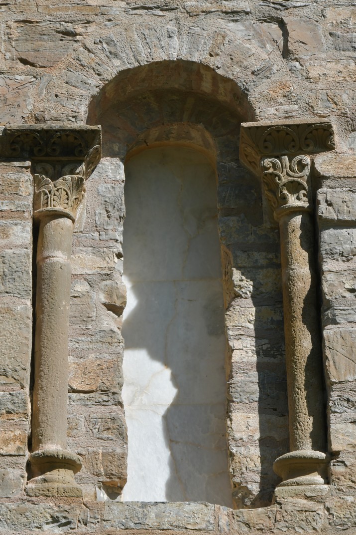 Finestra esquerra del mur sud de l'església de Santa Maria d'Iguàcel del romànic jaquès